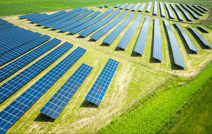 Luftaufnahme eines Freiflächen-Solarparks auf landwirtschaftlicher Fläche